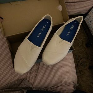 Toms size 6